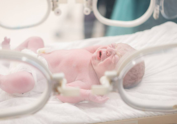 زایمان زودرس چیست؟ | علائم، تشخیص، پیشگیری و درمان